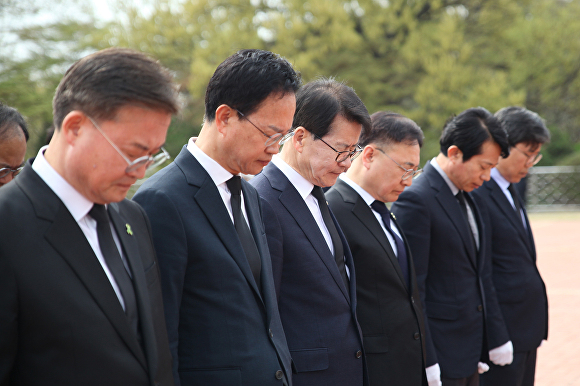 10일 치러진 22대 총선과 재·보궐선거 더불어민주당 당선자들이 11일 청주시 서원구 사직동 충혼탑에서 참배를 하고 있다. [사진=더불어민주당 충북도당]