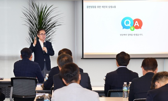 장덕현 삼성전기 사장이 지난 22일 협력사 이오테크닉스에서 열린 '동반성장 소통포럼'에서 발언하고 있는 모습. [사진=삼성전기]