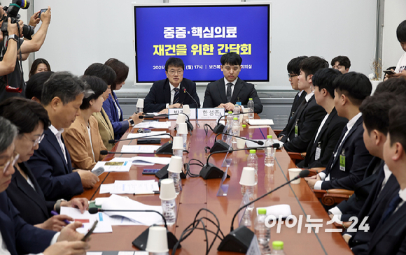 박주민 국회 보건복지위원장과 한성존 대한전공의협의회 비상대책위원장이 14일 서울 여의도 국회에서 열린 '중증 핵심의료 재건을 위한 간담회'에서 만나 이야기하고 있다. [사진=곽영래 기자]