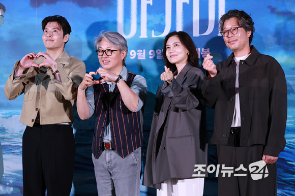 배우 강하늘, 안재훈 감독, 배우 김선영, 유재명이 26일 오후 서울 용산구 CGV 용산아이파크몰점에서 진행된 애니메이션 '아가미'(감독 안재훈) 언론시사회에 참석해 포즈를 취하고 있다. [사진=문수지 기자]