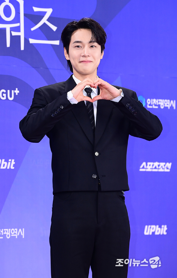 배우 강유석이 18일 오후 인천광역시 파라다이스 시티에서 열린 제4회 청룡시리즈어워즈 레드카펫 행사에 참석하고 있다. [사진=정소희 기자]