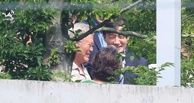 조국 조국혁신당 혁신정책연구원장이 24일 오후 경남 양산시 하북면 평산마을 문 전 대통령 사저에서 기념 촬영 후 문 전 대통령 내외와 인사하고 있다. [사진=연합뉴스]