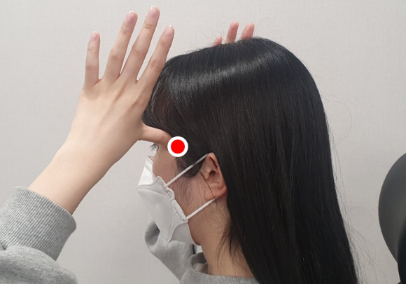 머리 혈액순환을 촉진하는 태양혈 지압. [사진=자생한방병원]