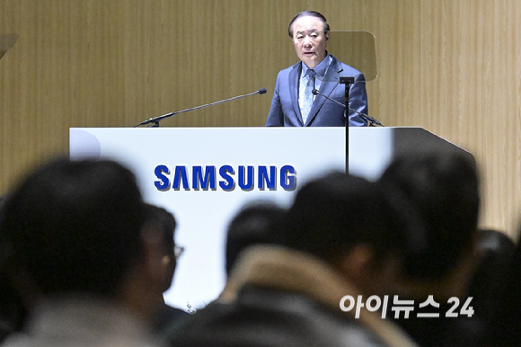 의장을 맡은 전영현 삼성전자 대표이사 부회장 겸 DS부문장이 18일 오전 경기 수원시 수원컨벤션센터에서 열린 제57기 정기 주주총회에서 인사말을 하고 있다. [사진=곽영래 기자]