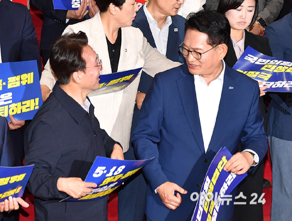 더불어민주당 김민석 당대표 후보자가 13일 국회 로텐더홀 계단에서 열린 '민생입법 방해&middot;5.18 역사 왜곡 국민의힘 규탄대회'에서 의원들과 인사하고 있다. [사진=곽영래 기자]
