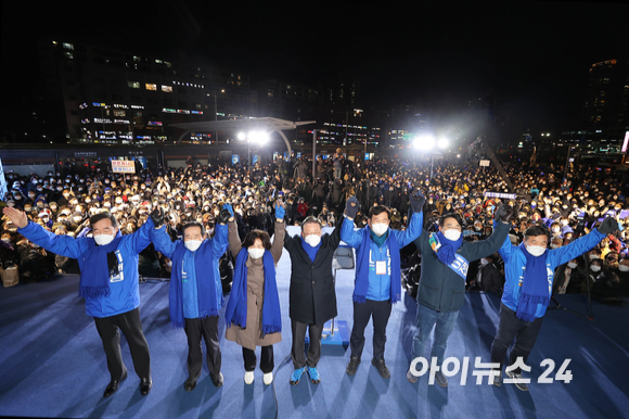 이재명 더불어민주당 대선후보가 제20대 대통령 선거 공식 선거운동이 시작된 15일 서울 강남고속버스터미널 광장에서 집중 유세 중 이낙연 총괄선대위원장, 정세균 상임고문 등과 함께 시민들에게 두 팔을 들어 인사하고 있다.m [사진=국회사진취재단]