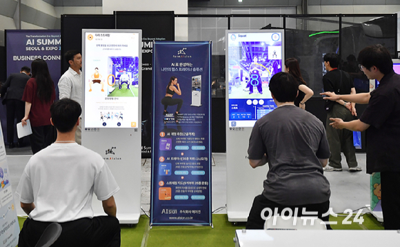 19일 서울 강남구 코엑스에서 열린 '2026 AI 서밋 서울 앤 엑스포(AISE 2026)'에서 관람객들이 부스에서 체형 분석 및 동작 코칭 AI 체험을 하고 있다. [사진=곽영래 기자]