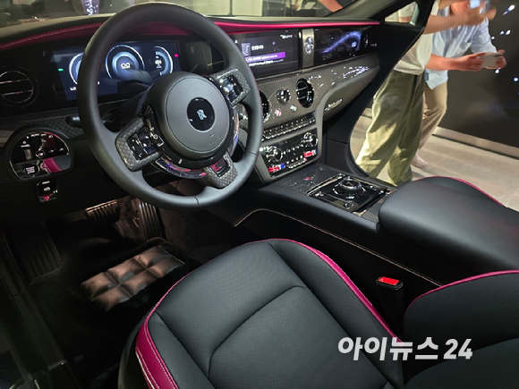 롤스로이스모터카가 13일 서울 강남구 롤스로이스 모터카 서울 청담 쇼룸에서 '블랙 배지 스펙터'를 공개하고 있다. [영상=김종성 기자]