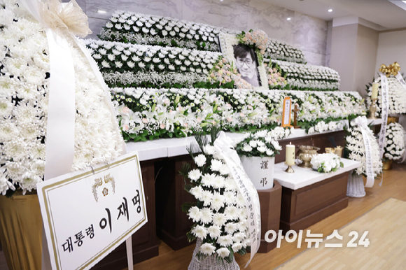 5일 별세한 '국민 배우' 고(故) 안성기의 빈소가 서울성모병원 장례식장에 마련됐다. 향년 74세. [사진=사진공동취재단]