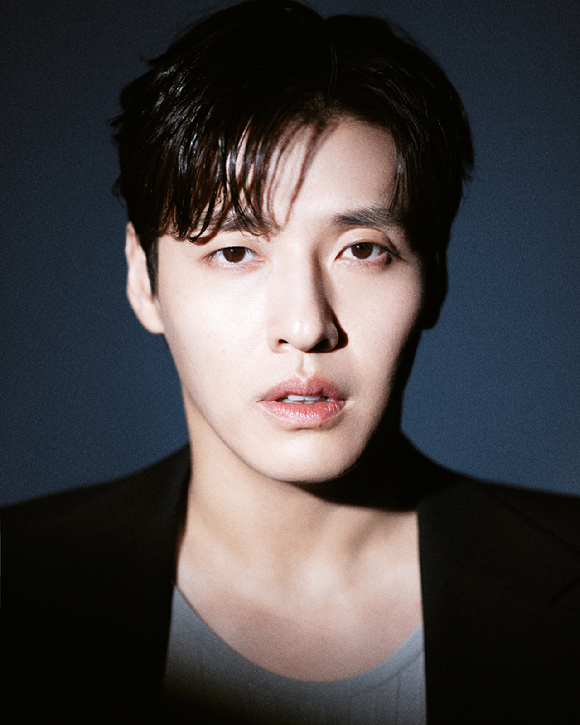 배우 강하늘이 넷플릭스 영화 '84제곱미터' 인터뷰에 앞서 포즈를 취하고 있다. [사진=넷플릭스]