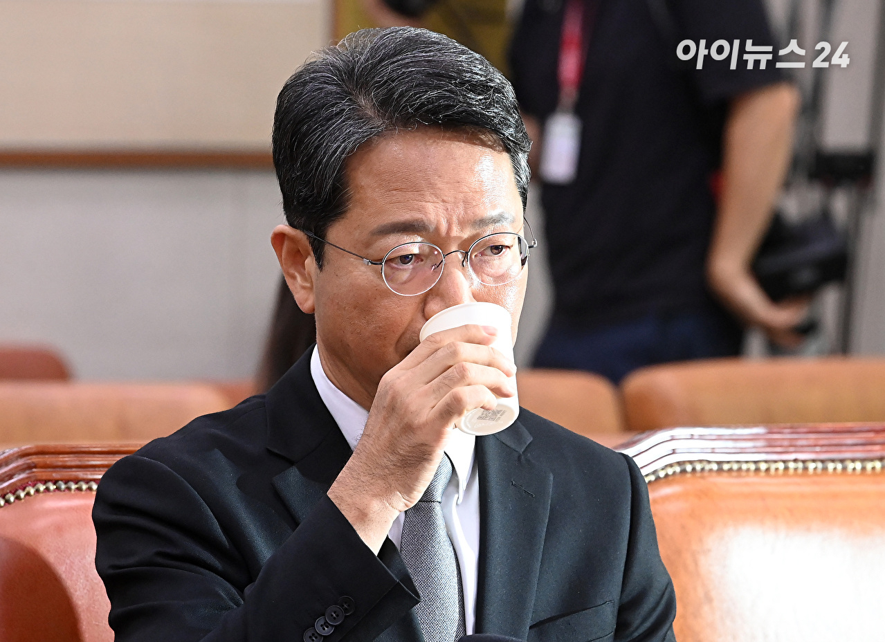 김승원 법무부 장관 후보자가 15일 서울 여의도 국회 법제사법위원회에서 열린 인사청문회에서 물을 마시고 있다. [사진=곽영래 기자]