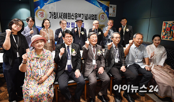 22일 서울 은평구 한 식당에서 열린 혜원 신윤복 기념사업회 창립 총회에서 관계자들이 기념촬영을 하고 있다. [사진=곽영래 기자]