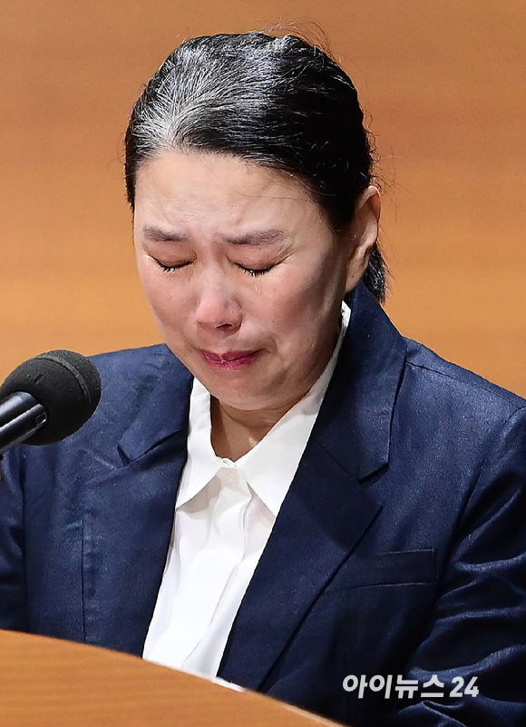 MBC가 15일 오전 서울 상암동 MBC신사옥에서 기상캐스터 故 오요안나의 사망에 대해 공식 사과하고 유족에 합의문 전달식 가졌다. 故 오요안나 명예사원증을 안고 오열하는 어머니 장연미 씨와 위로하는 안형준 MBC 사장. [사진=정소희 기자]