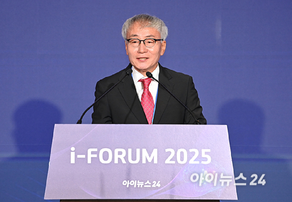 매년 국내외 주요 이슈를 진단하고 대응 방안을 논의하는 아이포럼 2025가 '지금은 인공지능 대전환(AX):AI 3대 강국 어떻게 만들 것인가&rsquo;라는 주제로 23일 서울 여의도 FKI타워에서 열렸다. 박동석 아이뉴스24 사장이 개회사를 하고 있다. [사진=곽영래 기자]