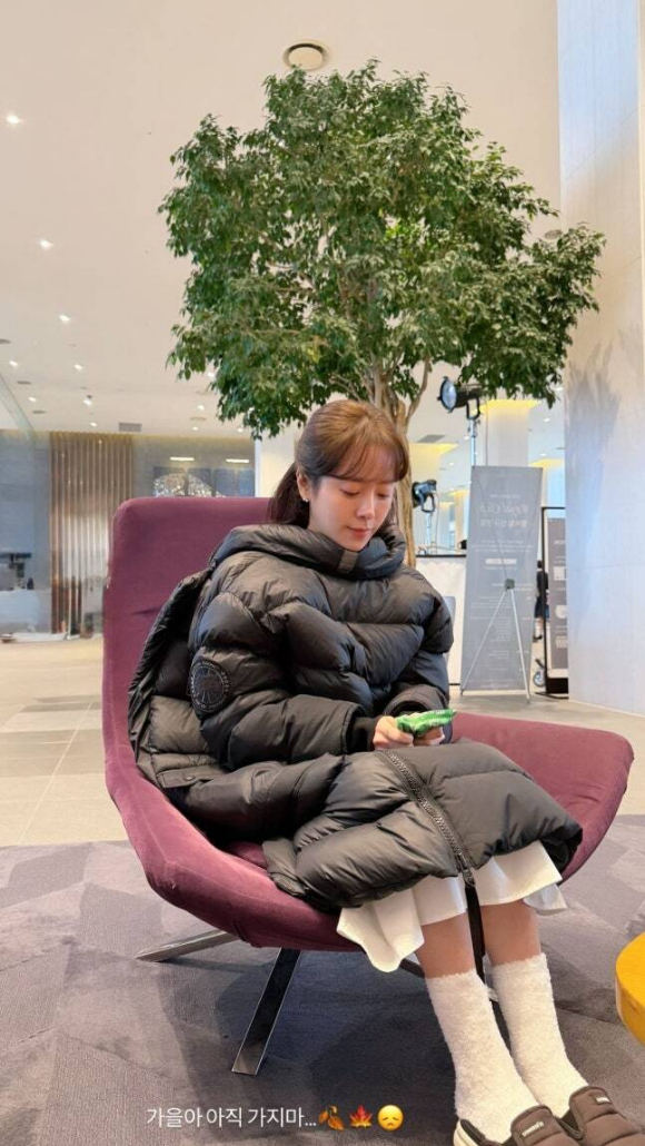 한지민, 패딩 거꾸로 입고 &quot;가을아 아직 가지마&quot;...너무 귀엽잖아