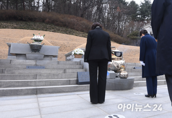 박근혜 전 대통령이 24일 오전 서울 동작구 국립서울현충원을 찾아 선친인 박정희 전 대통령 묘역을 참배하고 있다. [사진=사진공동취재단]