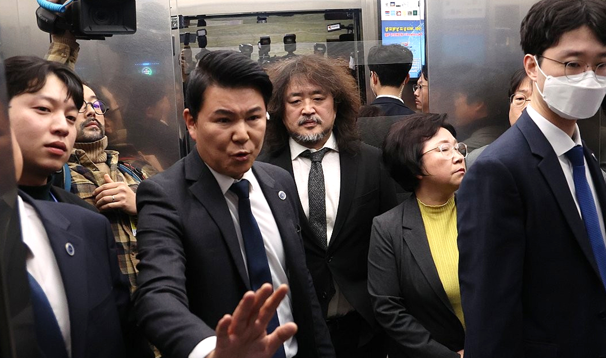 방송인 김어준씨가 2024년 12월 13일 국회 과학기술정보방송통신위원회 전체회의에서 계엄 당시 암살조 가동 등 제보 내용을 밝힌 뒤 국회 경위들의 보호를 받으며 떠나고 있다. 2024.12.13 [사진=연합뉴스]