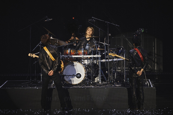 밴드 씨엔블루가 서울 티켓링크 라이브 아레나(구 올림픽공원 핸드볼경기장)에서 2026 CNBLUE LIVE '3LOGY'(2026 씨엔블루 라이브 '쓰릴로지')를 개최하고 관객들을 만나고 있다. [사진=FNC엔터테인먼트]