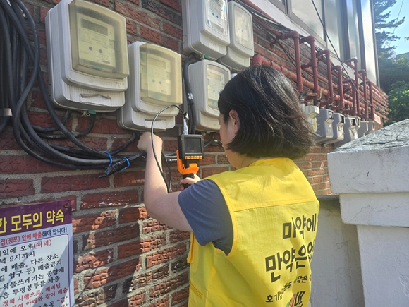 서울시가 자치구&middot;경찰&middot;대학과 협력해 대학가를 중심으로 마약 유통 점검을 실시한다. 사진은 합동점검반이 마약 '던지기' 수법의 주요 은닉처인 계량기함을 점검하는 모습. [사진=서울시]