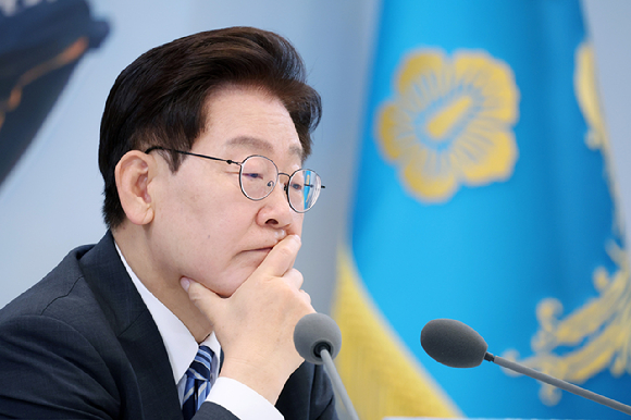 이재명 대통령이 15일 청와대 영빈관에서 열린 부처 업무보고에서 보고 내용을 경청하고 있다. 2026.7.15 [청와대통신사진기자단] [사진=연합뉴스]