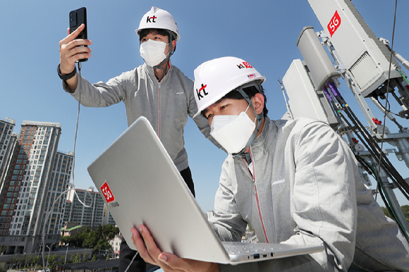 KT 직원들이 경기도 파주산업단지 상용망에 구축된 5G 단독모드(SA) 네트워크를 시험하고 있다. [사진=KT]