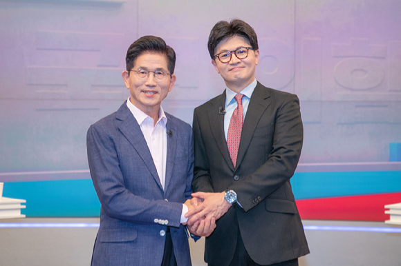  국민의힘 제21대 대통령선거 경선 결선투표에 진출한 김문수(왼쪽), 한동훈 후보가 30일 서울 중구 TV조선에서 TV토론에 앞서 포즈를 취하고 있다. [사진=연합뉴스]