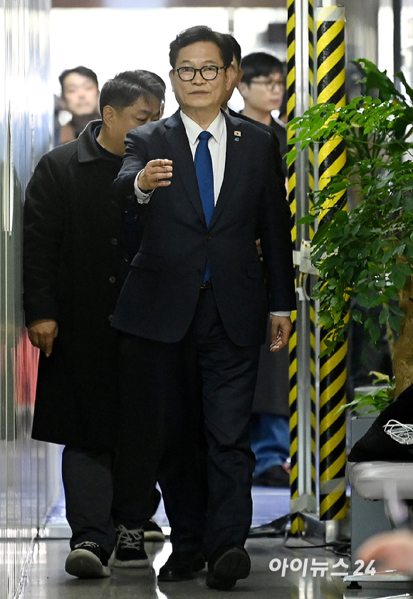 송영길 전 더불어민주당 대표가 5일 서울 여의도 국회에서 정청래 더불어민주당 대표와 비공개 면담을 위해 당대표실로 이동하고 있다. [사진=곽영래 기자]