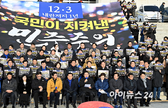 김병기 더불어민주당 원내대표가 3일 서울 여의도 국회 본관 앞 계단에서 열린 12.3 내란 저지 1년 현장 최고위원회의에서 발언을 하고 있다. [사진=곽영래 기자]