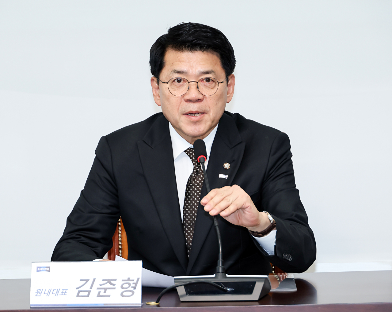 16일 국회에서 열린 조국혁신당 의원총회에서 3기 원내대표 선거에 단독 입후보해 의원 12명의 만장일치로 당선된 김준형 신임 원내대표가 당선 소감을 밝히고 있다. 2026.6.16 [사진=연합뉴스]