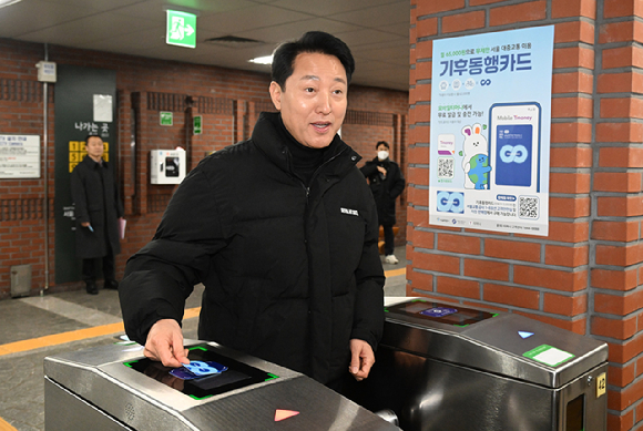 오세훈 서울시장이 직접 구매한 기후동행카드를 사용해 지하철을 이용하고 있다. [사진=서울시]