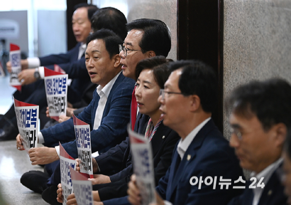 국민의힘 송언석 원내대표와 의원들이 3일 서울 여의도 국회에서 긴급의원총회 및 특검 압수수색 규탄대회를 마친 뒤 원내대표실 앞에서 압수수색 대비 연좌농성을 하고 있다. [사진=곽영래 기자]