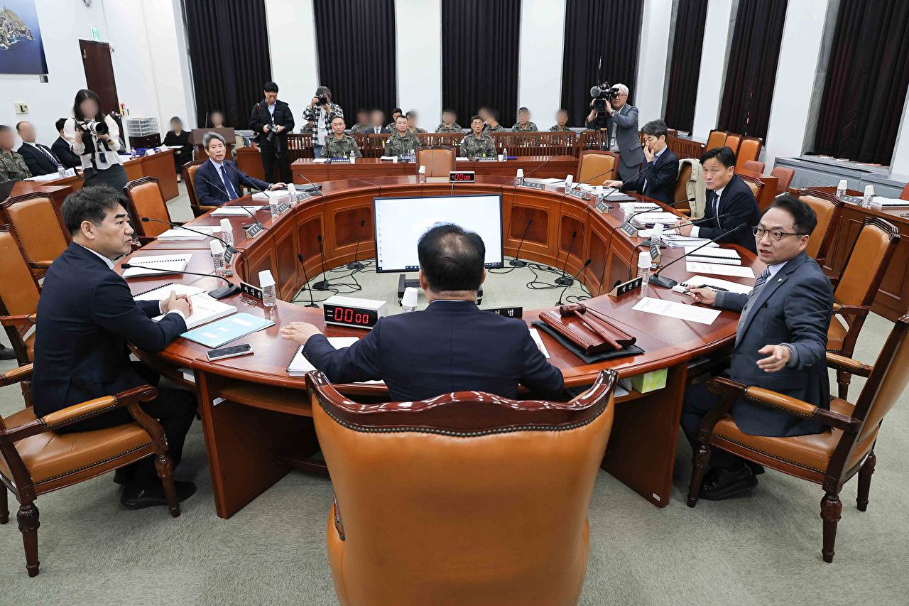 신성범 국회 정보위원장이 5일 오전 국회에서 열린 정보위원회 2025년도 국방정보본부 등에 대한 국정감사를 시작하고 있다. 2025.11.5 [국회사진기자단] [사진=연합뉴스]