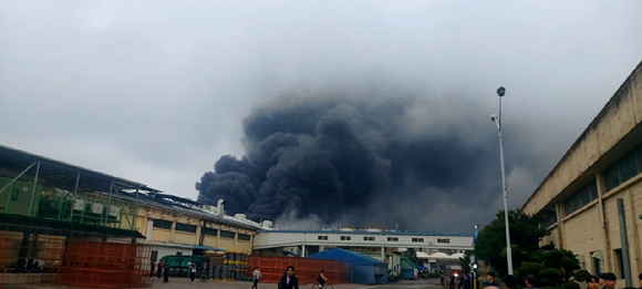 17일 오전 7시 11분쯤 광주 광산구 소촌동 금호타이어 광장공장에서 불이 나 소방당국이 진화 작업을 벌이고 있다. [사진=연합뉴스]