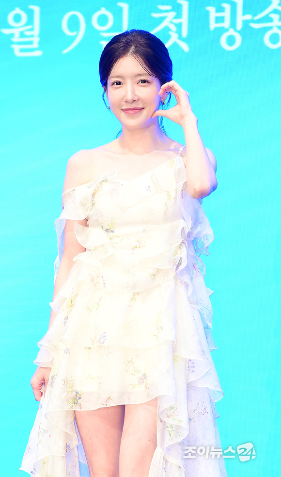 배우 정인선이 6일 오후 서울 신도림 더세인트 그랜드 볼룸에서 열린 KBS2 새 주말드라마 '화려한 날들' 제작발표회에 참석하고 있다. [사진=정소희 기자]