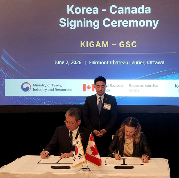 KIGAM-NRCan IA 체결식에서 강훈식 청와대 비서실장이 배석한 가운데 한국지질자원연구원 권이균 원장(왼쪽)과 주느비에브 마르키 캐나다지질조사국 국장 직무대행이 기념촬영을 하고 있다. [사진=지질자원연]