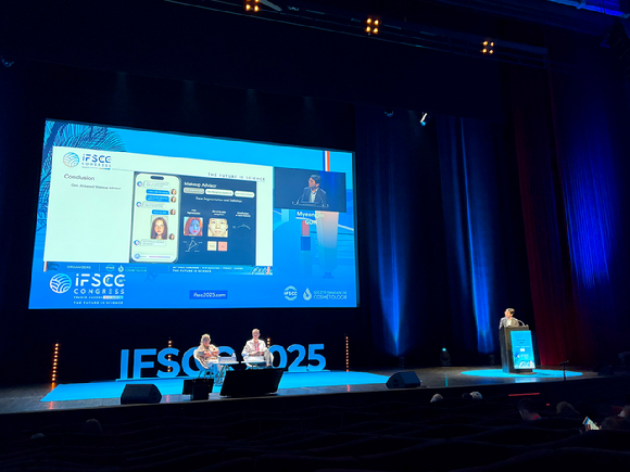 세계화장품학회 고명진 연구원 구두발표 모습. [사진=아모레퍼시픽]