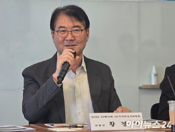 7일 서울 서대문구 한국케이블TV방송협회(KCTA) 사옥에서 열린 한국음악저작권협회(음저협)의 저작권료 징수규정 개정 관련 기자설명회에서 황경일 KCTA PP협의회 PP저작권실무위원장(왼쪽 세 번째)이 발언하고 있다. 사진은 왼쪽부터 백대민 한국IPTV방송협회 팀장, 한상혁 KCTA 실장, 황경일 위원장, 김소진 한국방송채널진흥협회 과장. [사진=한국케이블TV방송협회]