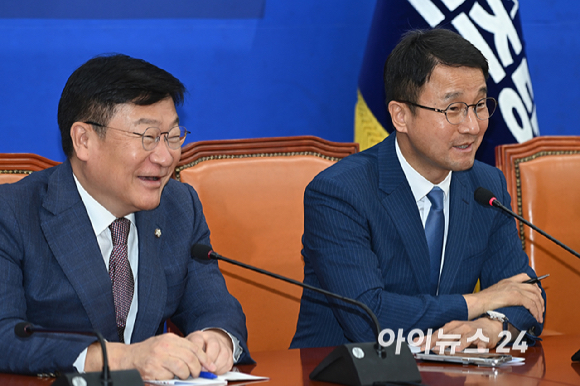 한병도 더불어민주당 원내대표가 11일 서울 여의도 국회에서 정점식 국민의힘 원내대표를 접견한 가운데 발언을 하고 있다. [사진=곽영래 기자]