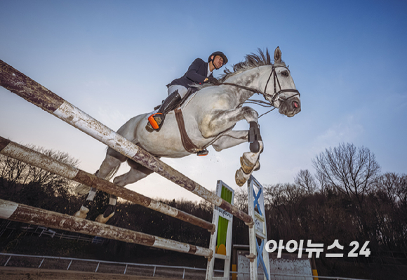 2026 병오년(丙午年) '붉은 말의 해'를 앞둔 10일 경기도 고양시 서삼릉 인근 원당종마목장에서 한국마사회 승마단 방시레 선수가 말과 함께 떠오르는 햇살을 가르며 힘찬 도약을 펼치고 있다. [사진=정소희 기자]