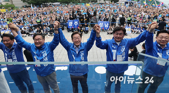 이재명 더불어민주당 대선 후보가 2일 오후 경기도 성남시 야탑역 광장에서 열린 선거유세에서 지지를 호소하고 있다. [사진=곽영래 기자]