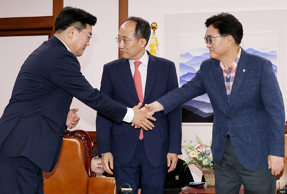 우원식 국회의장과 여야 원내대표가 23일 오후 서울 여의도 국회 의장실에서 원 구성 관련 회동에 앞서 인사를 하고 있다. 왼쪽부터 더불어민주당 박찬대 원내대표, 국민의힘 추경호 원내대표, 우 의장.  [사진=뉴시스]