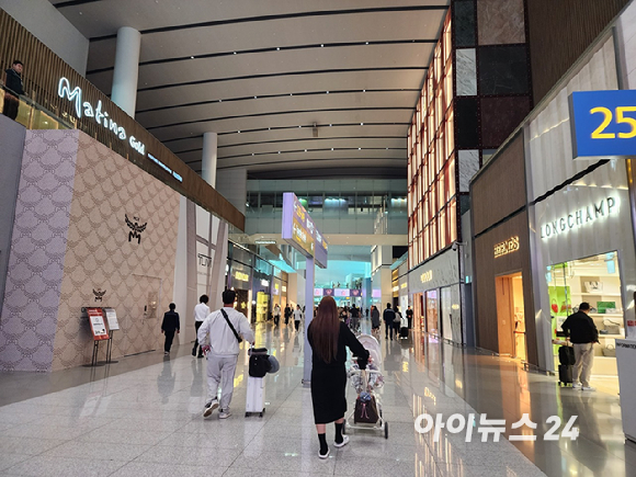 지난달 23일 인천공항 2터미널 출국장 면세점 모습. 곳곳에서 공사가 한창이다. [사진=구서윤 기자]