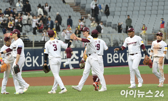 5일 오후 서울 고척스카이돔에서 열린 '2023 KBO리그' LG 트윈스 대 키움 히어로즈의 경기가 2-1 키움의 승리로 끝났다. 선수들이 기쁨을 나누고 있다. [사진=정소희 기자]