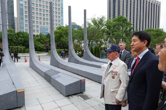 오세훈 국민의힘 서울시장 후보가 12일 서울 종로구 광화문광장에서 열린 '감사의 정원 준공식'에서 축사를 하고 있다. [사진=연합뉴스]