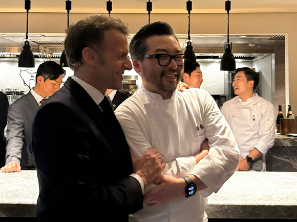 프랑스 마크롱 대통령과 이승준 셰프 [사진=다이닝 룸 바이 윌로뜨]