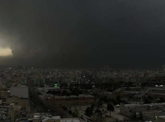 지난달 28일 이스라엘 텔아비브 도심에서 이란의 미사일 공격으로 폭발이 발생해 화염이 치솟고 있다. [사진=신화통신/연합뉴스]