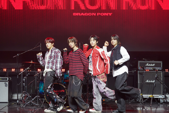 밴드 드래곤포니(Dragon Pony)가 10일 오후 서울 서대문구에서 열린 세 번째 EP 'RUN RUN RUN(런런런)' 발매기념 쇼케이스에서 포즈를 취하고 있다. [사진=안테나]