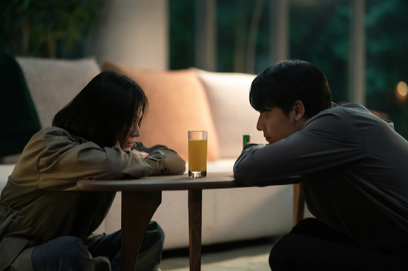 배우 송혜교와 이도현이 '더 글로리'에서 열연을 펼치고 있다. [사진=넷플릭스 ]