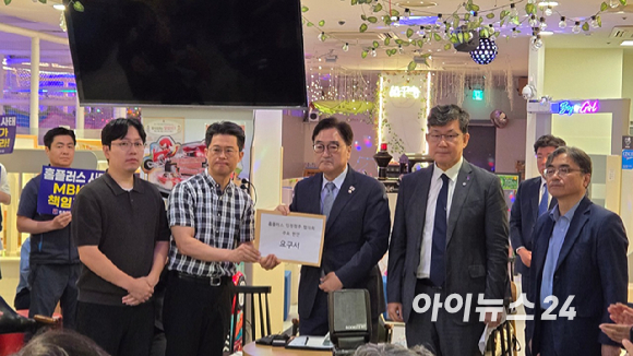 18일 홈플러스 중계점에서 한 입점업체 점주가 우원식(왼쪽에서 두 번째) 국회의장에게 애로사항을 이야기하고 있다. [사진=진광찬 기자]