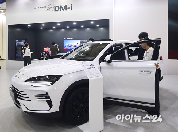 'EV 트렌드 코리아 2026'이 25일 서울 강남구 코엑스에서 열렸다. BYD코리아 부스에 순수 전기차 '아토 3 플러스'가 전시되고 있다. [사진=정소희 기자]